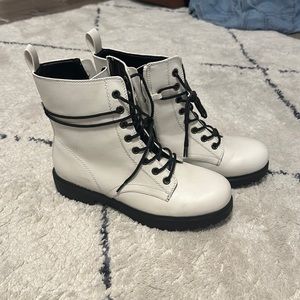 SO brand Women’s White boots